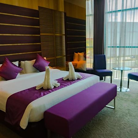 Greens Hotel&Suites Bintulu Buitenkant foto