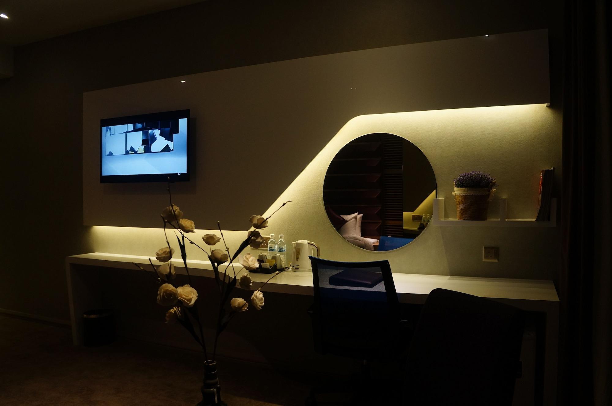 Greens Hotel&Suites Bintulu Buitenkant foto