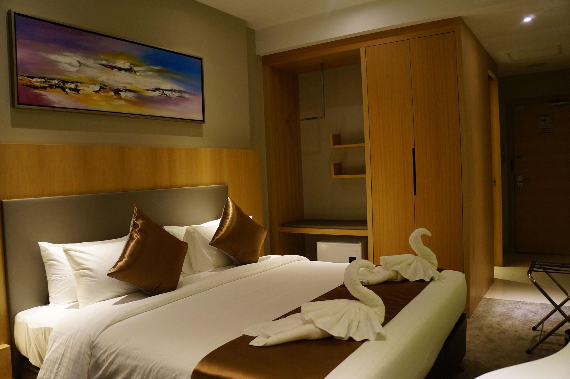 Greens Hotel&Suites Bintulu Buitenkant foto