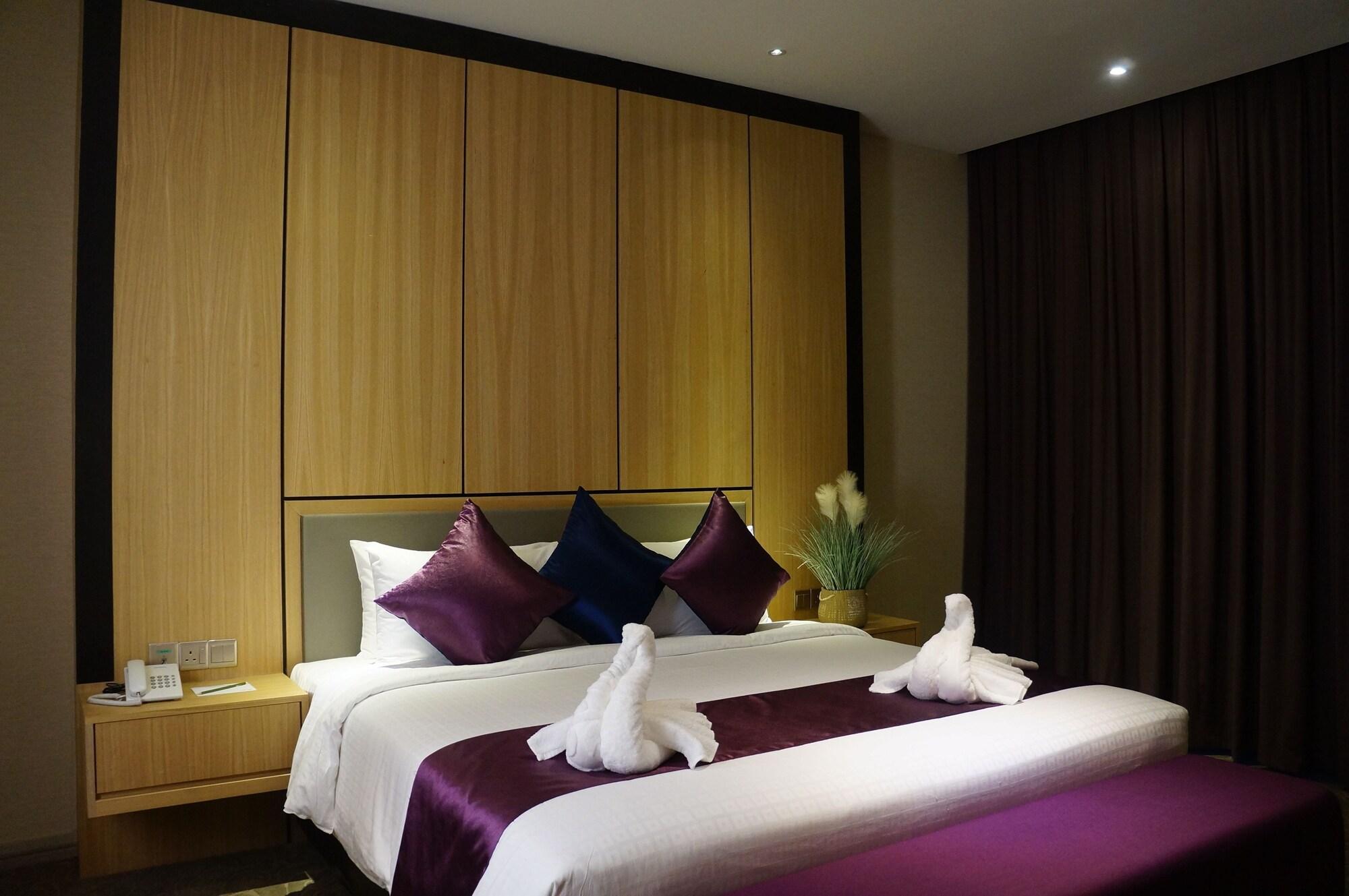Greens Hotel&Suites Bintulu Buitenkant foto