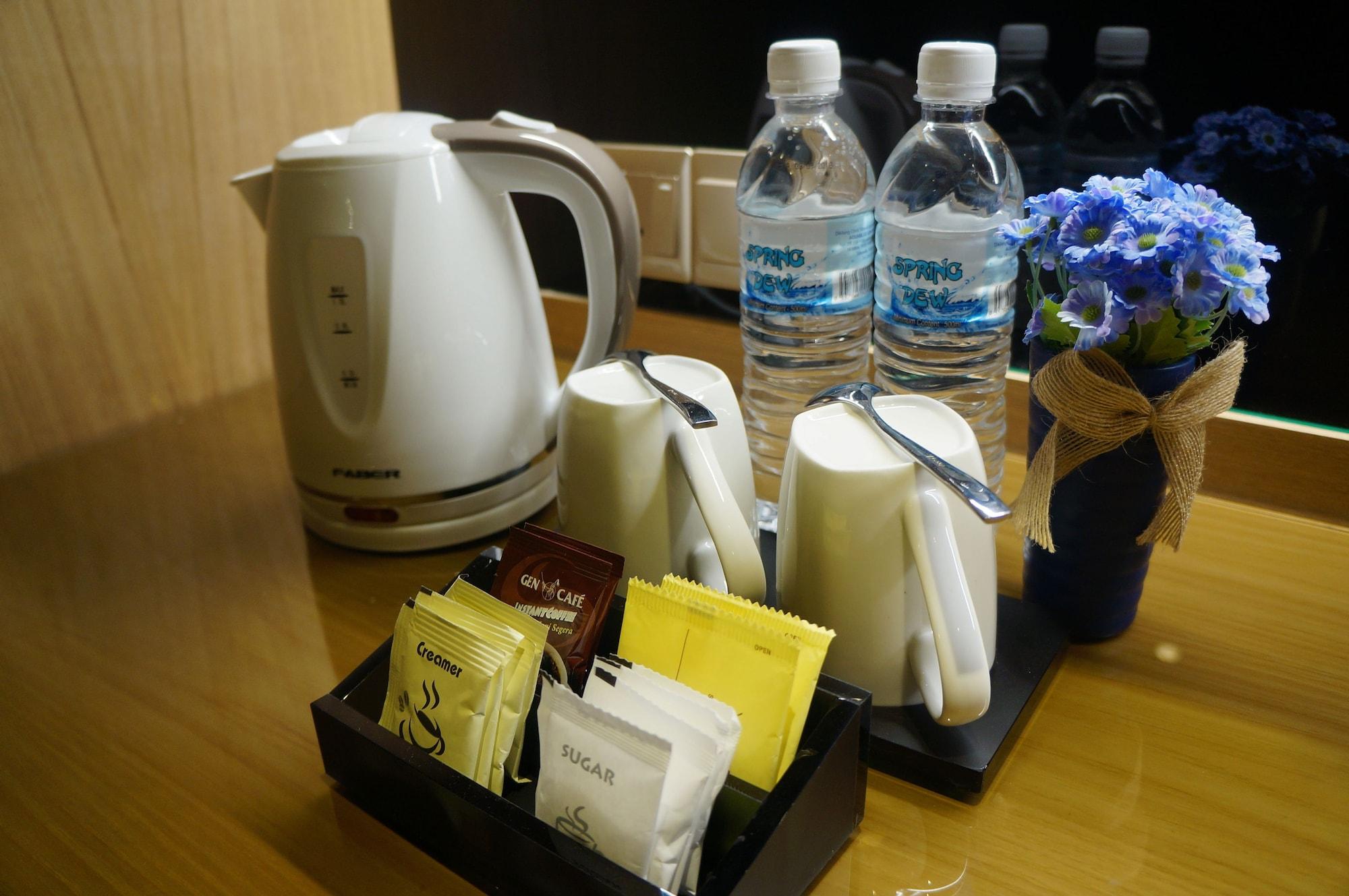 Greens Hotel&Suites Bintulu Buitenkant foto