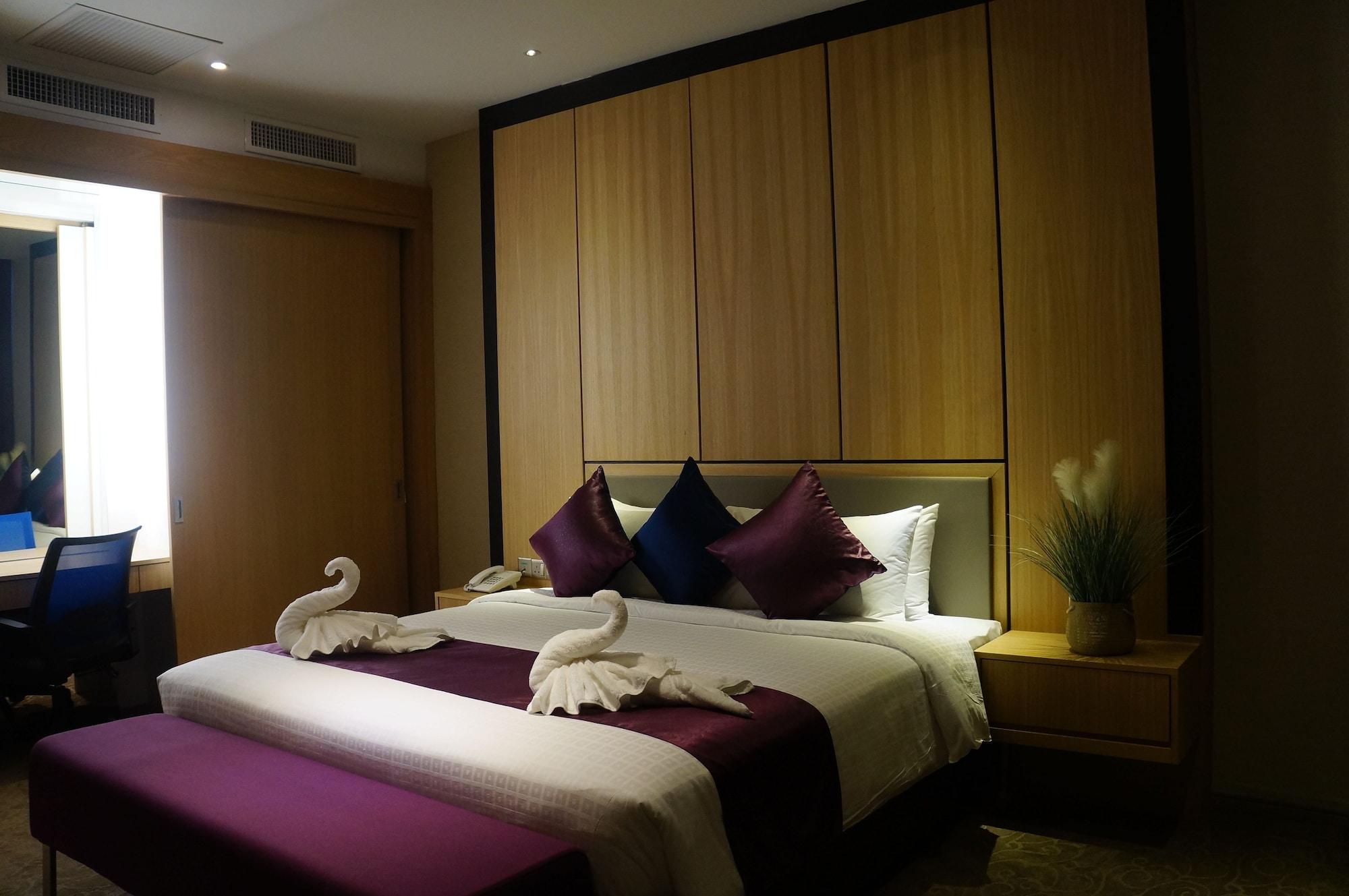 Greens Hotel&Suites Bintulu Buitenkant foto