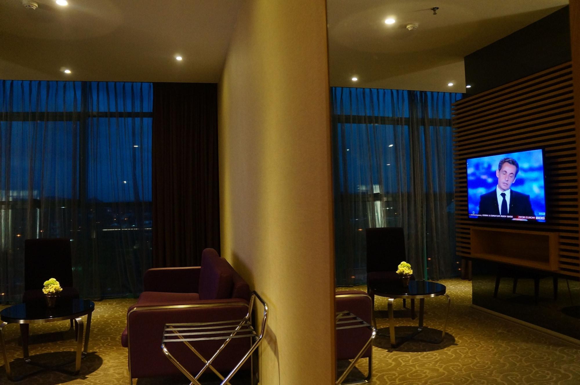 Greens Hotel&Suites Bintulu Buitenkant foto
