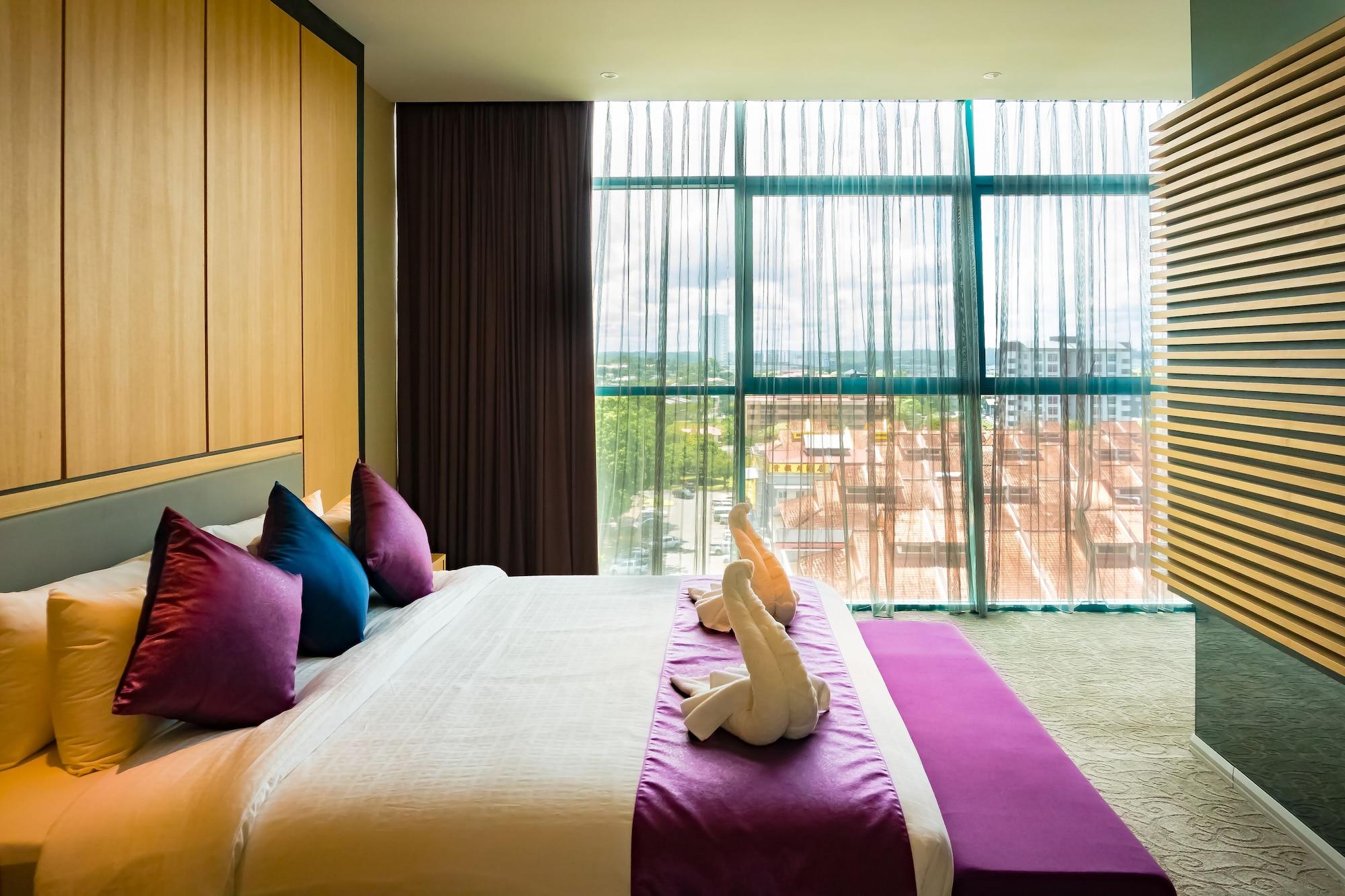 Greens Hotel&Suites Bintulu Buitenkant foto