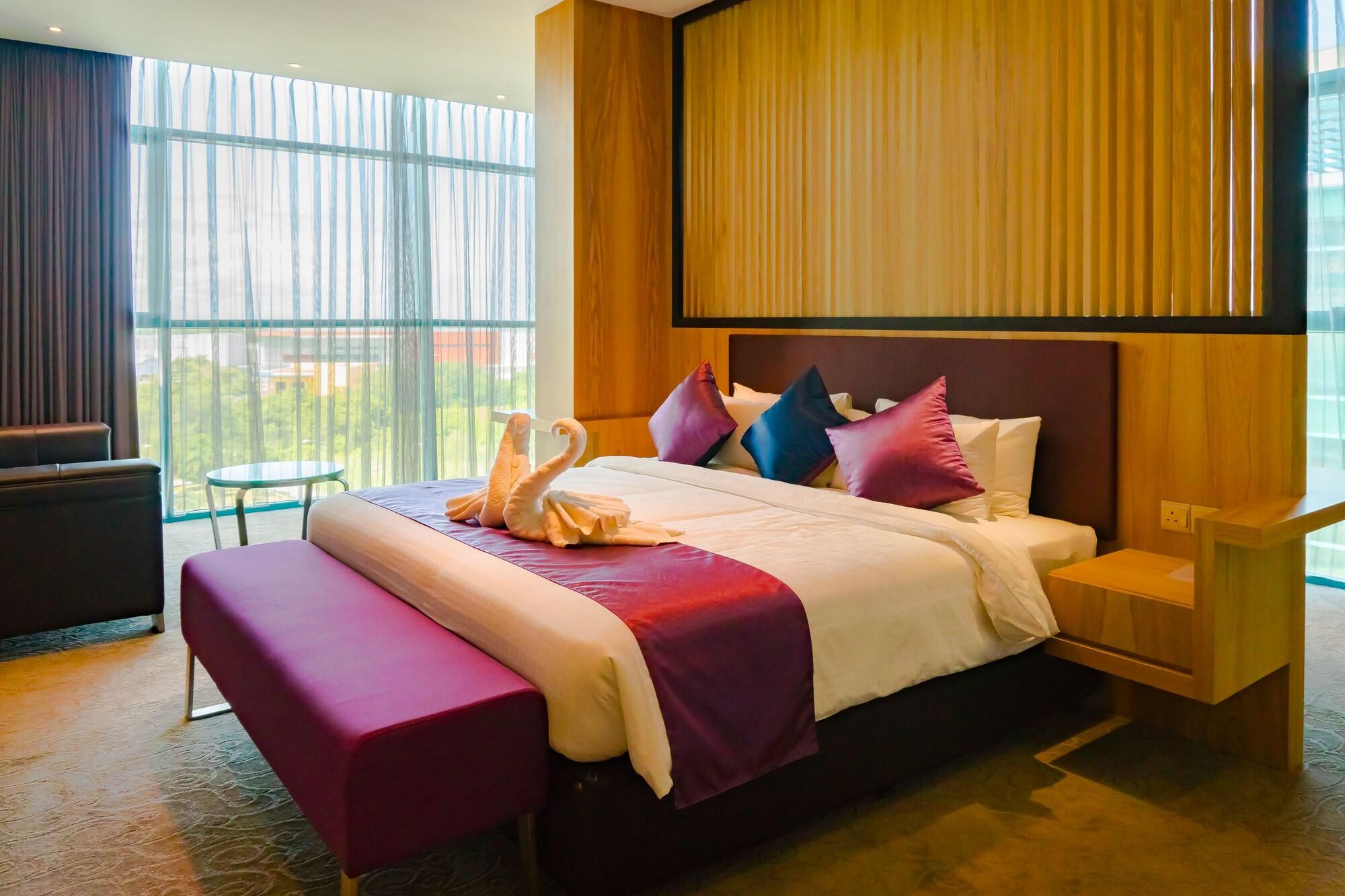 Greens Hotel&Suites Bintulu Buitenkant foto