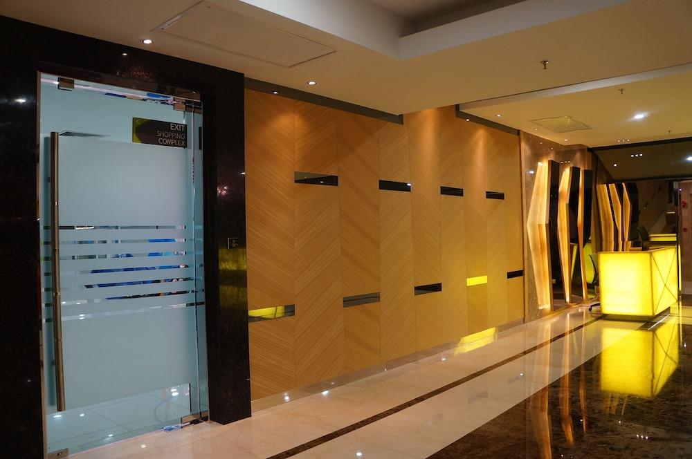 Greens Hotel&Suites Bintulu Buitenkant foto