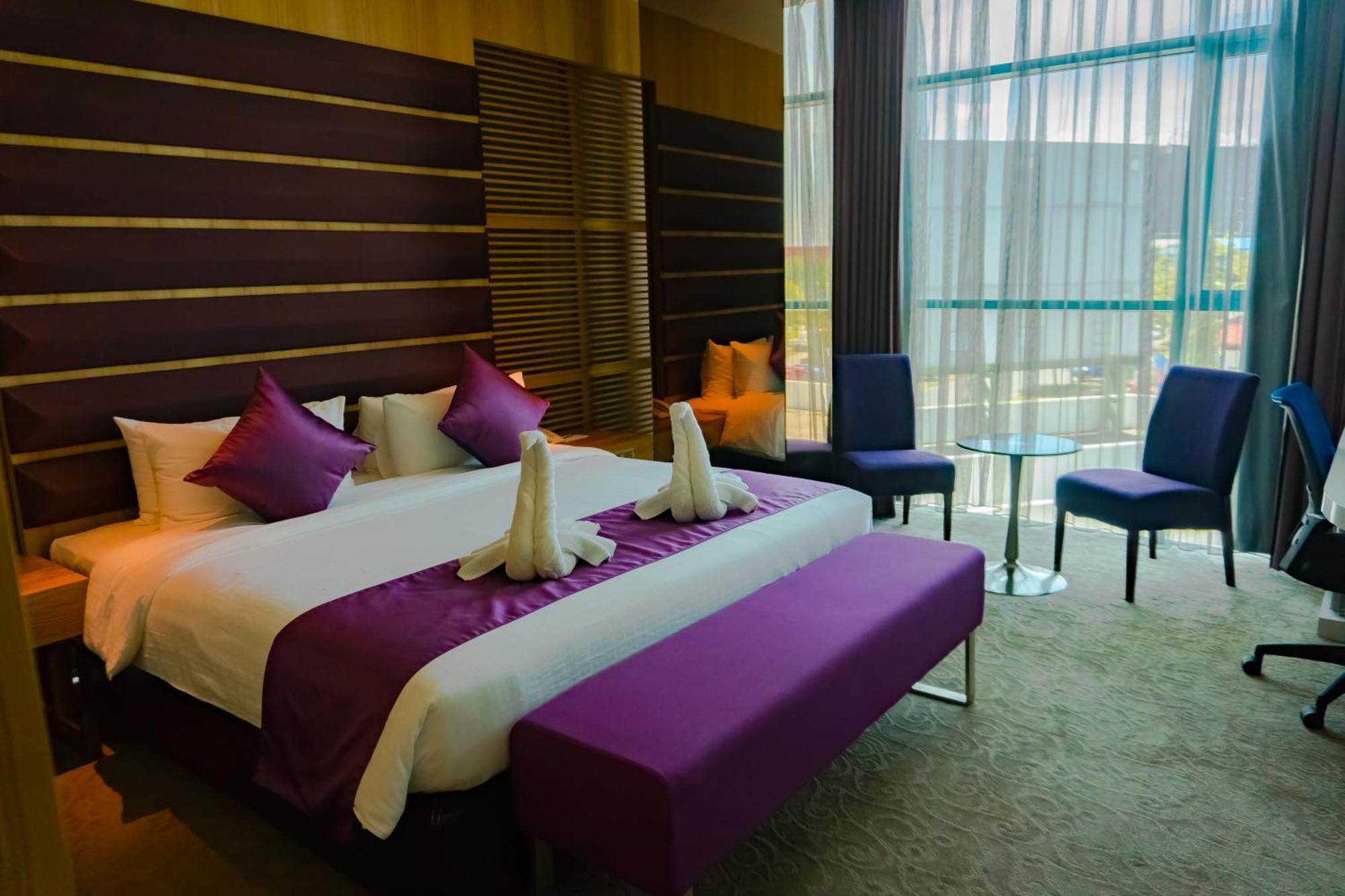 Greens Hotel&Suites Bintulu Buitenkant foto