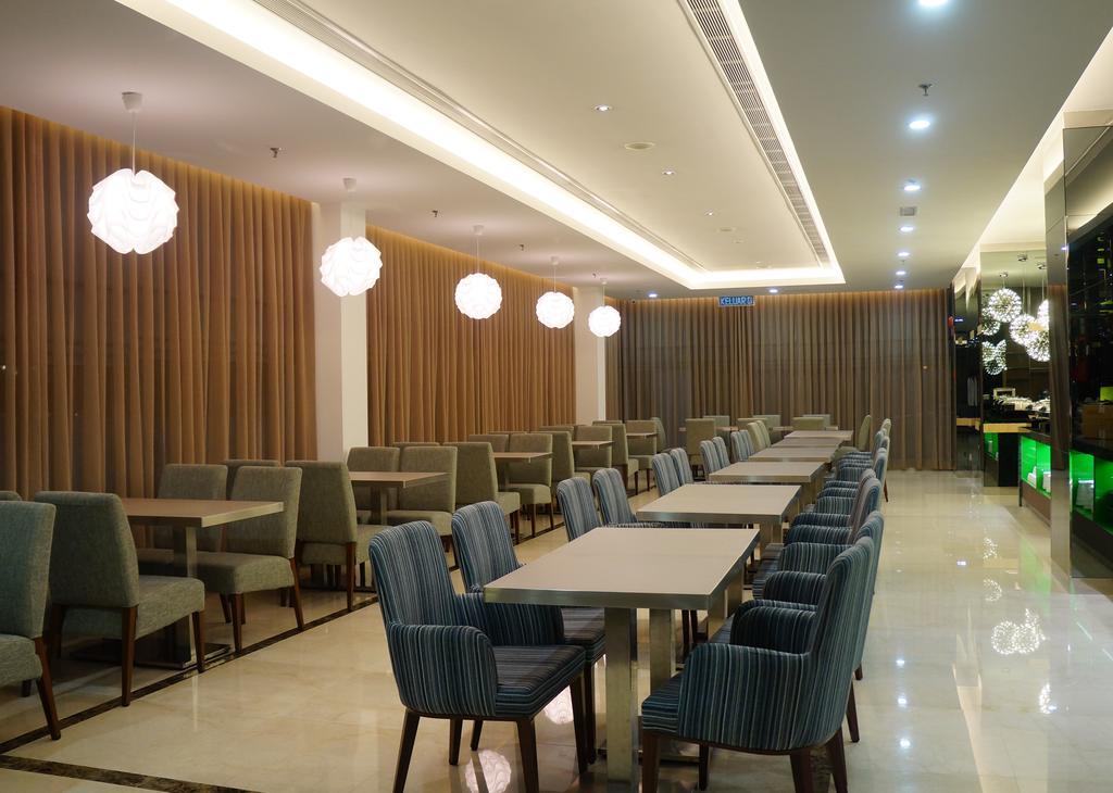 Greens Hotel&Suites Bintulu Buitenkant foto
