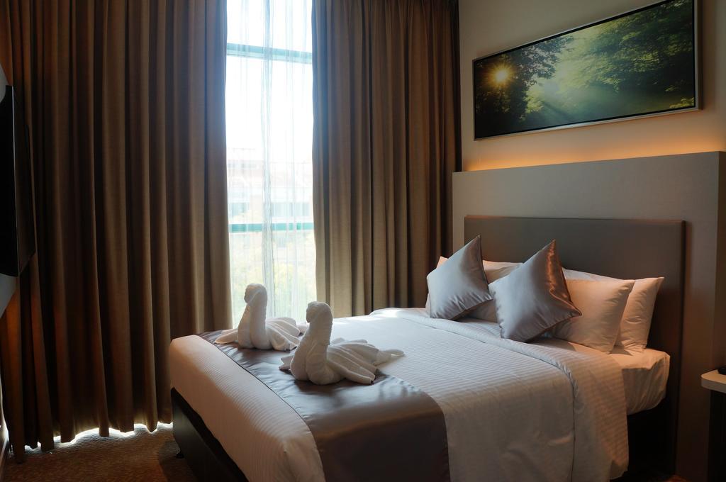 Greens Hotel&Suites Bintulu Buitenkant foto