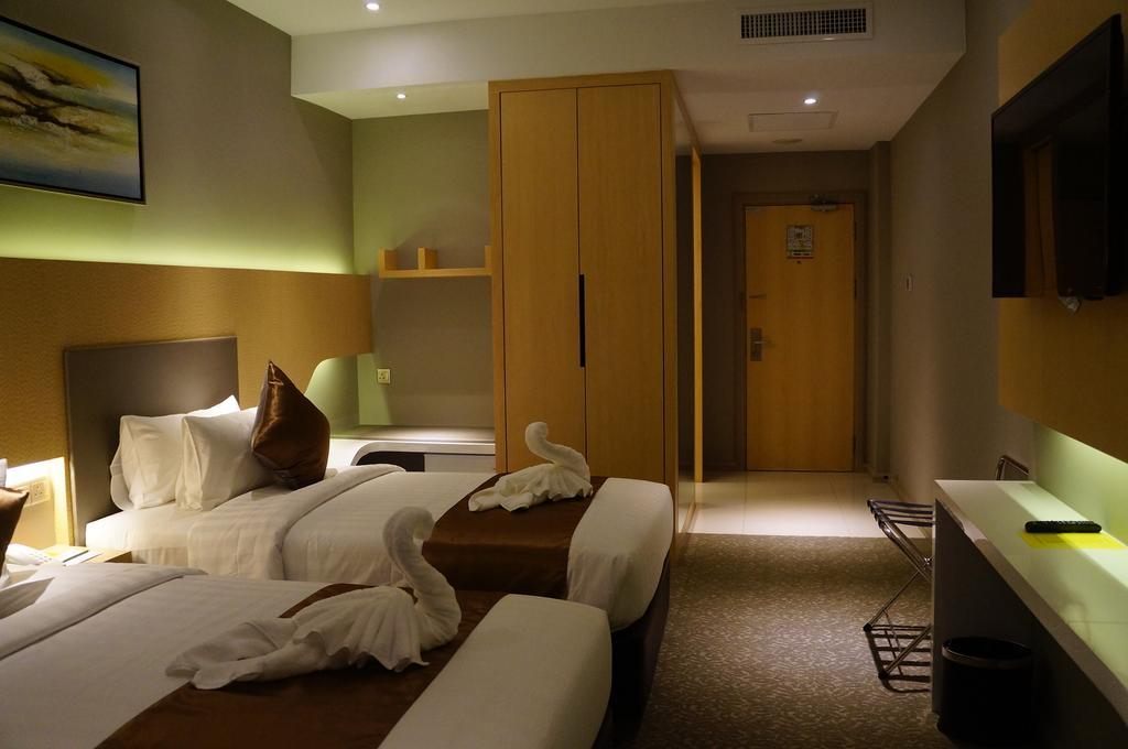 Greens Hotel&Suites Bintulu Buitenkant foto