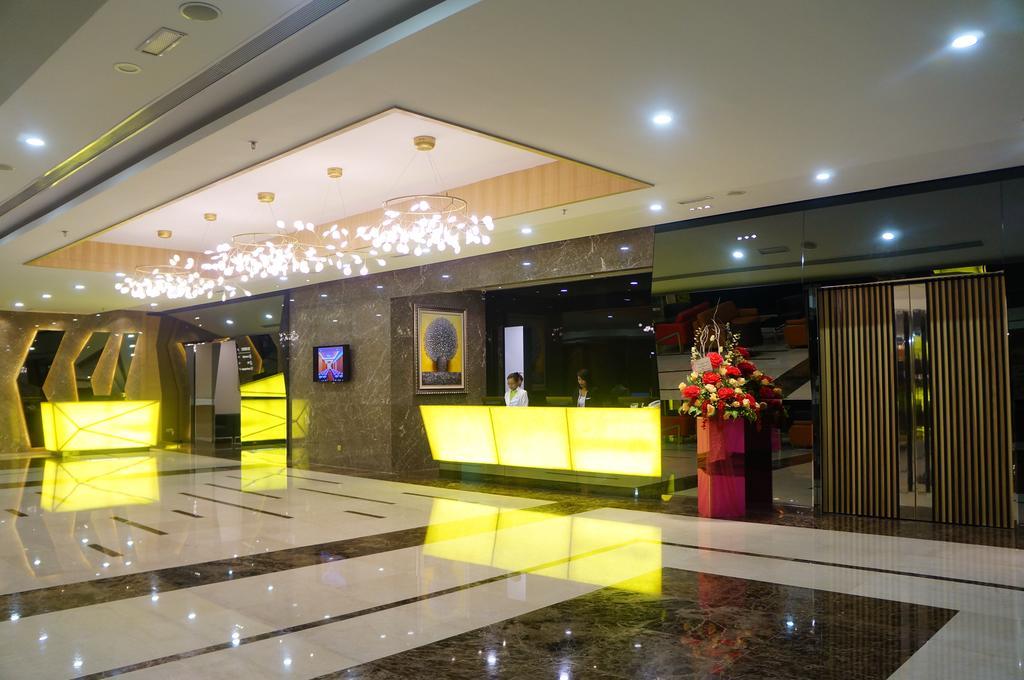 Greens Hotel&Suites Bintulu Buitenkant foto
