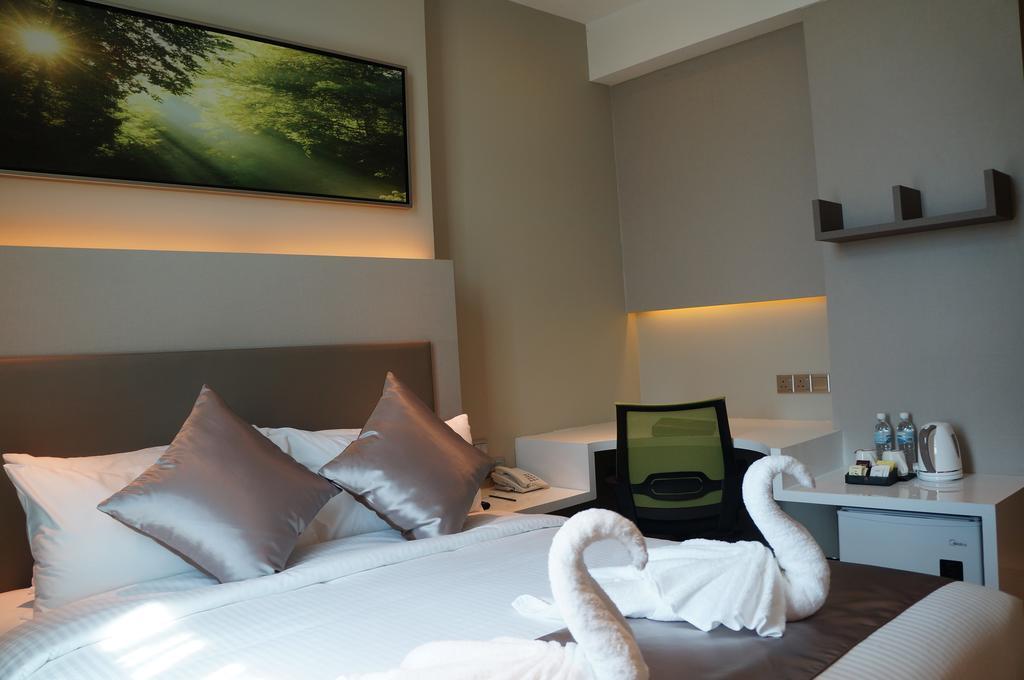 Greens Hotel&Suites Bintulu Buitenkant foto