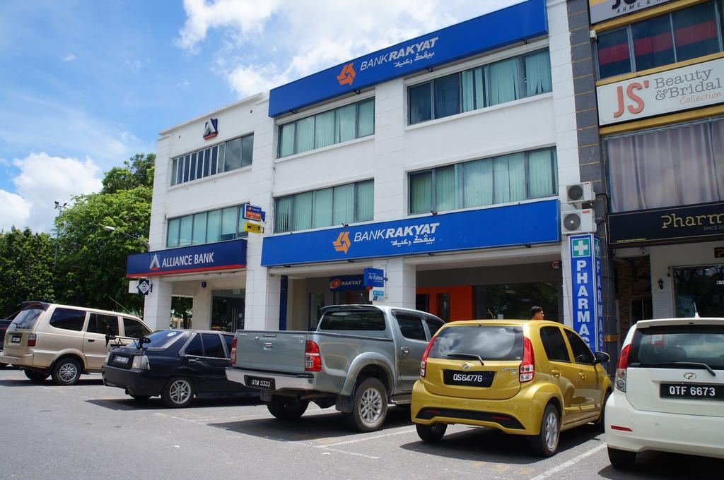 Greens Hotel&Suites Bintulu Buitenkant foto