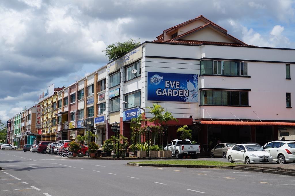 Greens Hotel&Suites Bintulu Buitenkant foto