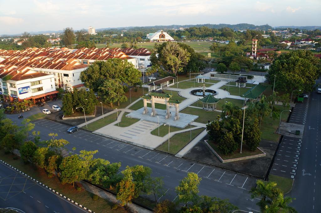 Greens Hotel&Suites Bintulu Buitenkant foto