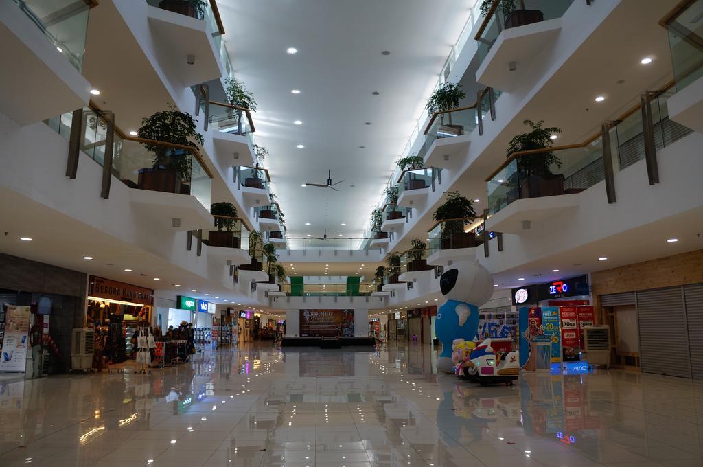 Greens Hotel&Suites Bintulu Buitenkant foto