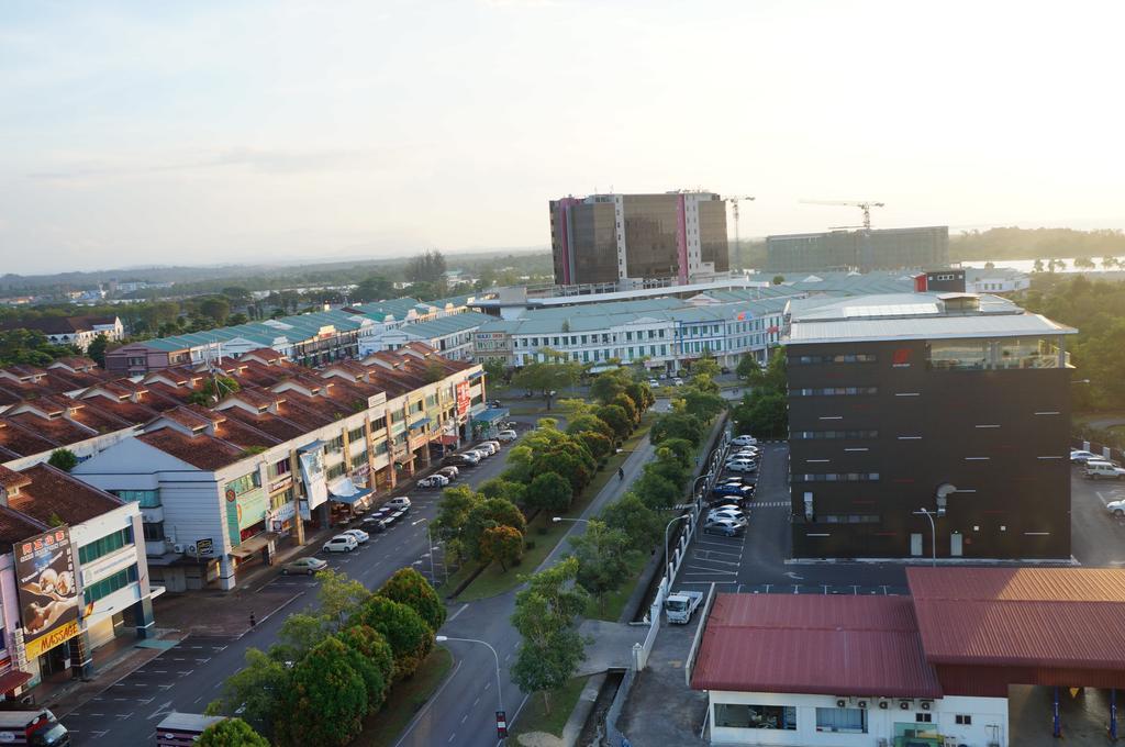 Greens Hotel&Suites Bintulu Buitenkant foto