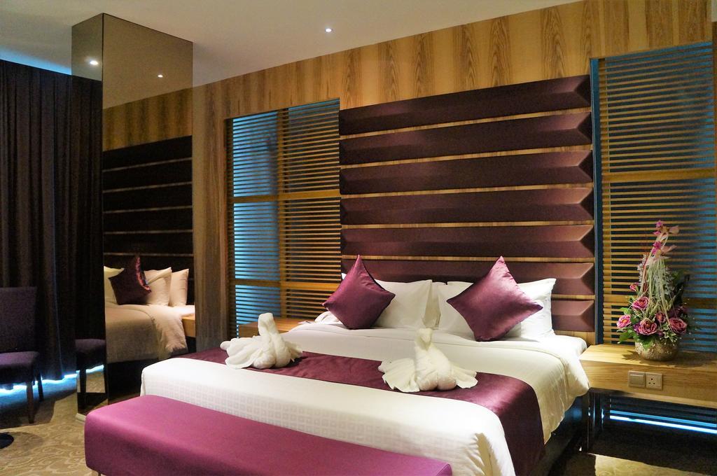 Greens Hotel&Suites Bintulu Buitenkant foto