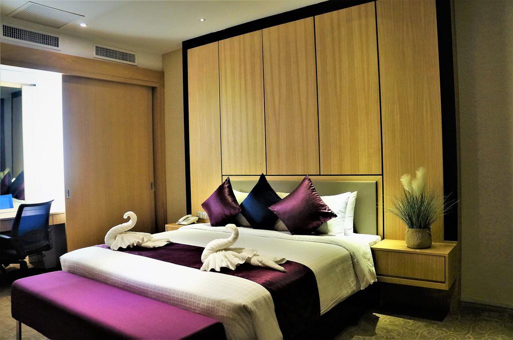 Greens Hotel&Suites Bintulu Buitenkant foto